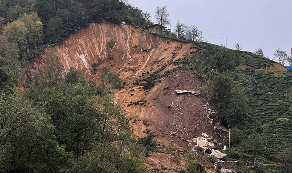Rize'de Heyelan: 2 Ev Toprak Altında Kaldı