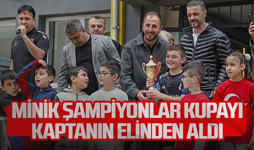 Şampiyon Minikler Kupayı Samsunspor Kaptanı Zeki Yavru'nun Elinden Aldı