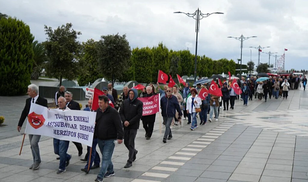 Samsun’da 17 Ekim Astsubaylar Günü'nde Emekli Astsubaylardan Tazminat Yürüyüşü