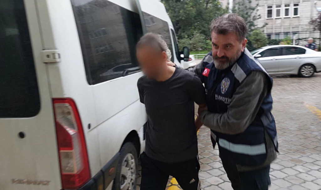 Samsun’da 6 kilo 700 gram esrarla yakalanan şahıs adliyeye sevk edildi