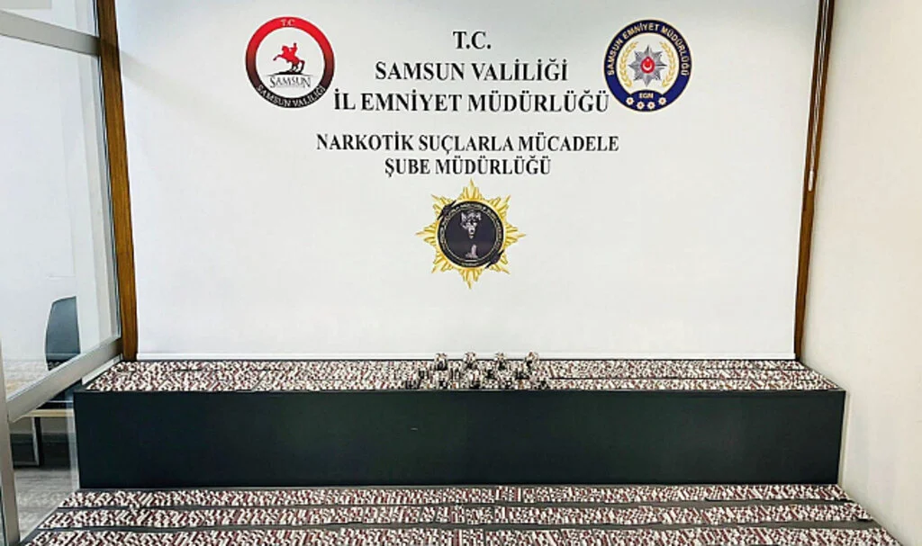 Samsun'da bir araçta 5 bin 530 adet sentetik ecza ele geçirildi