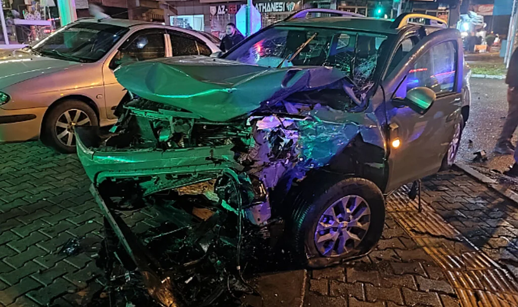 Samsun’da İki Araç Çarpıştı: 2 Yaralı