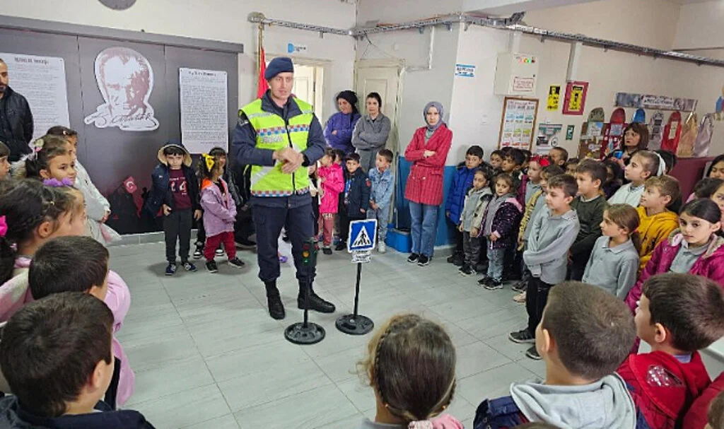 Samsun'da jandarma çocuklara trafik eğitimi verdi