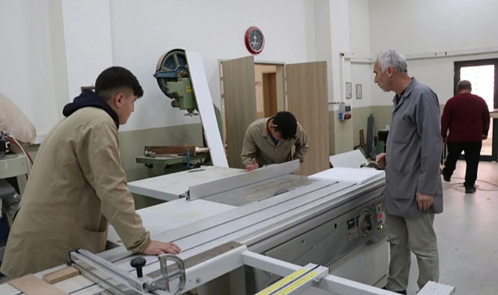 Samsun'da Meslek Lisesi Öğrencileri Kamuya Tasarruf Sağlıyor ve Harçlıklarını Kazanıyor