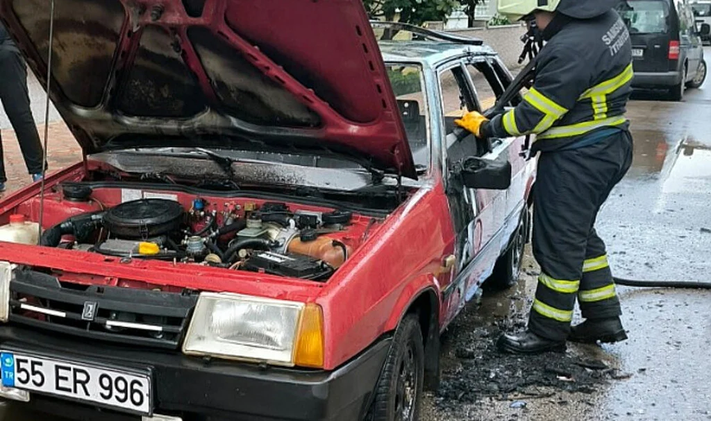 Samsun'da park halindeki otomobilde yangın çıktı