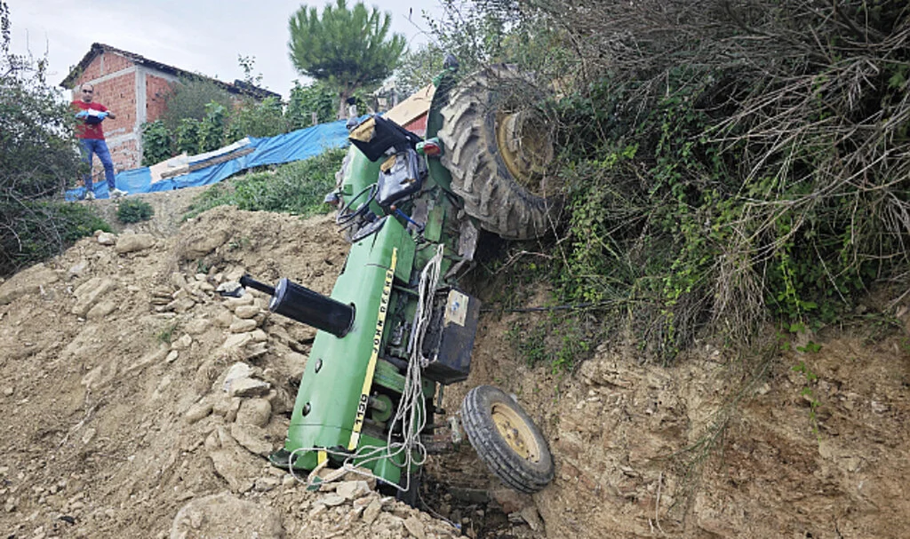 Samsun'da Traktör Şarampole Devrildi: Sürücü Ağır Yaralandı