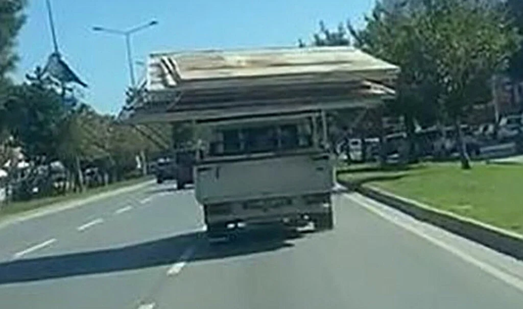 Samsun'da Yük Taşıyan Kamyonet Trafiği Tehlikeye Soktu