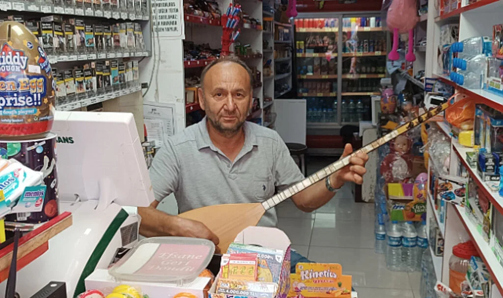 Samsunlu Esnaf Fehmi Güngör, Güne Bağlama Çalarak Başlıyor