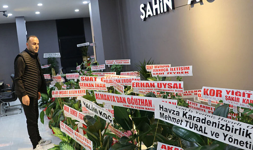 Samsunlu Muhtardan Anlamlı Hareket: Öğrencilere Çiçeklerle Destek