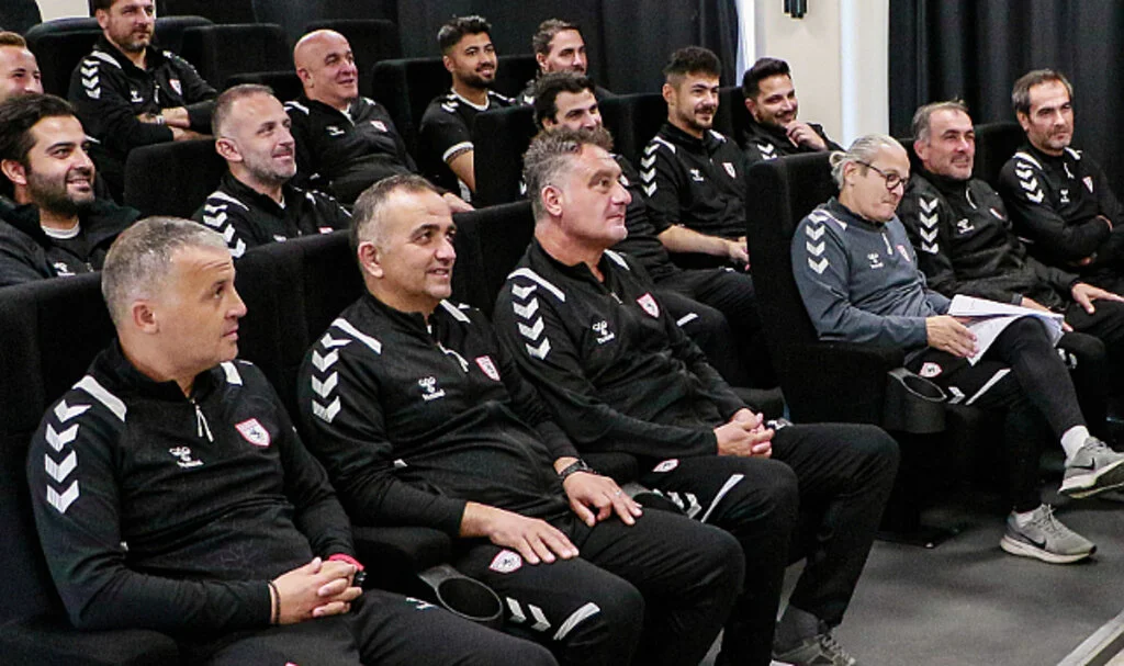 Samsunspor Futbol Akademisi Antrenörlerine İngilizce Eğitimi Başladı