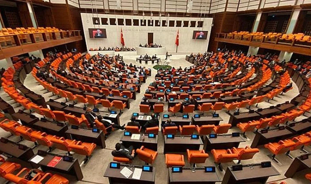 TBMM'de "FETÖ" Tartışması: CHP ve AK Parti Karşı Karşıya