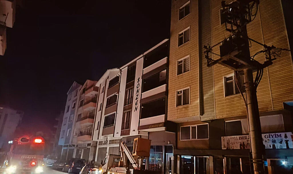 Terme'deki Elektrik Direği Yangını Kontrol Altına Alındı