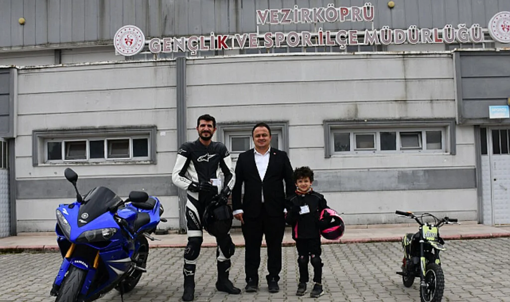 Vezirköprü’de Baba ve 6 Yaşındaki Oğlu Motosiklet Yarış Lisansı Aldı