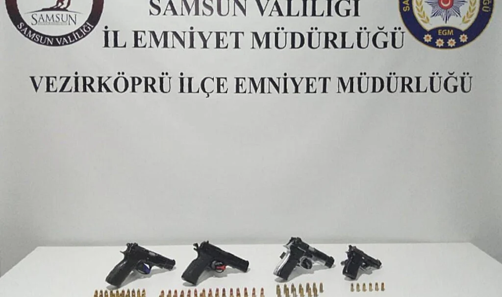 Vezirköprü'de silah kaçaklığı operasyonunda 4 zanlı yakalandı