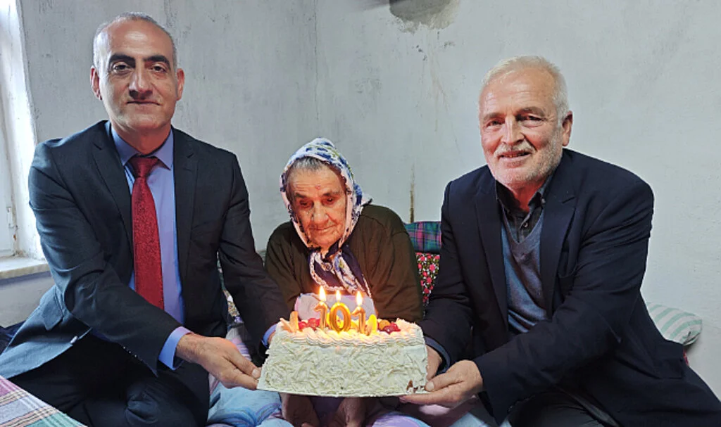 Yakakent’te 101 Yaşındaki Ünzile Teyzeye Cumhuriyet Sürprizi