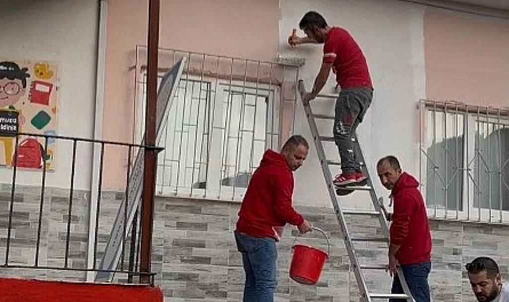 1965 Samsunspor Derneği üyeleri okul boyadı