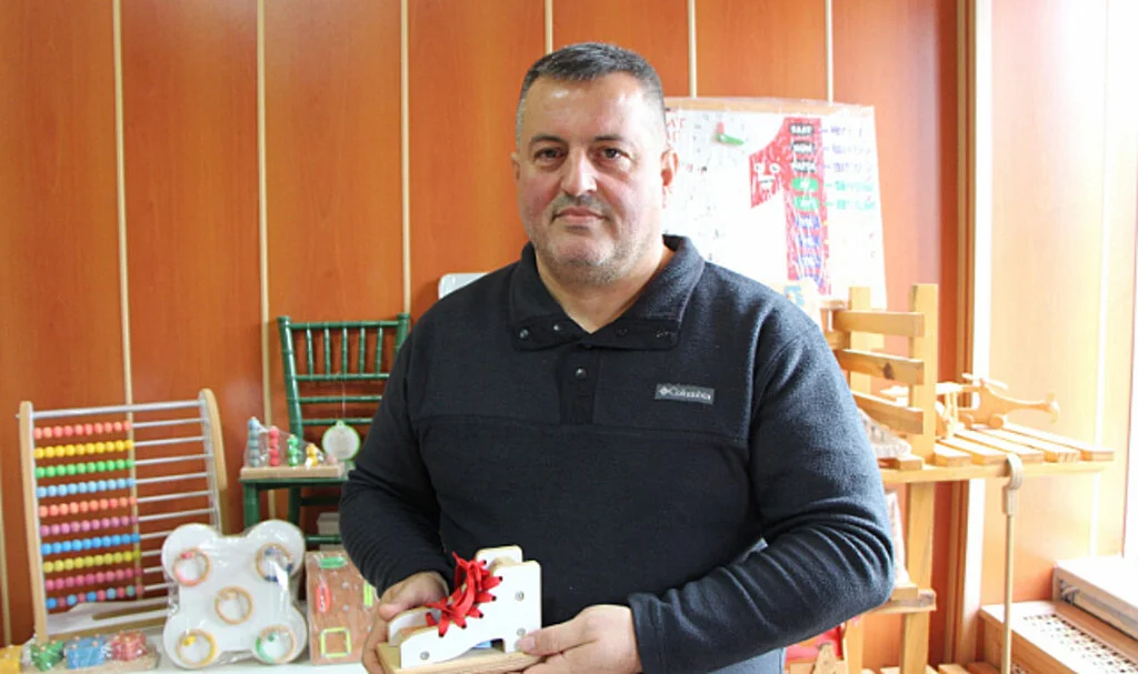 Ahşaptan oyuncak üretiyor