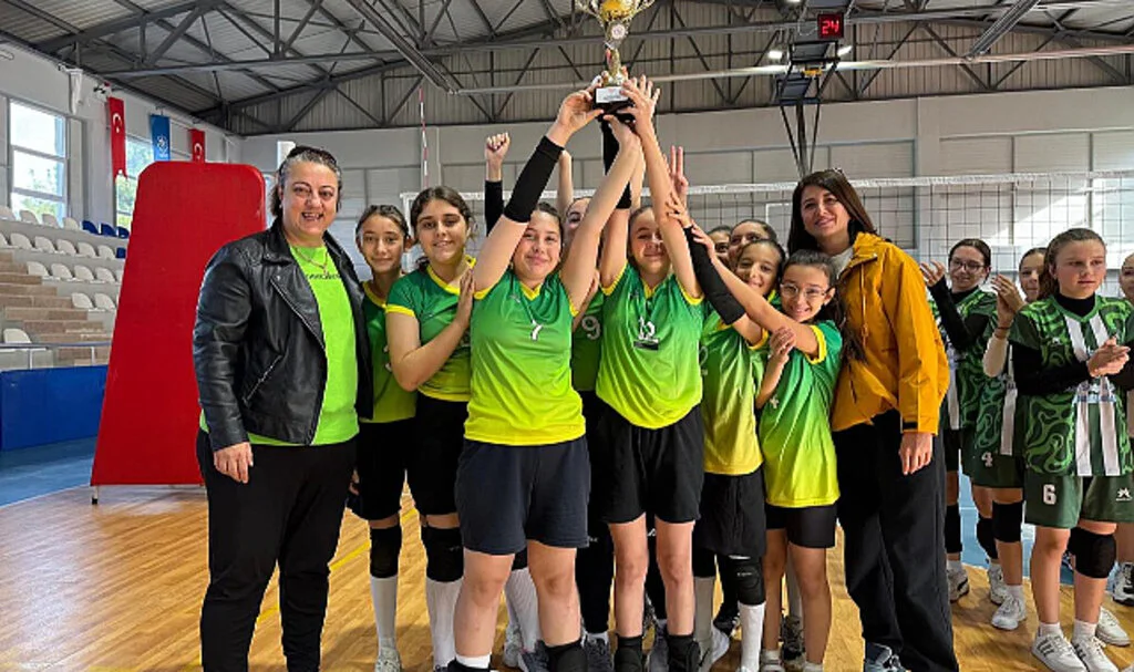 Alaçam'da Yıldız Kızlar Voleybol Şampiyonu Kolin Ortaokulu