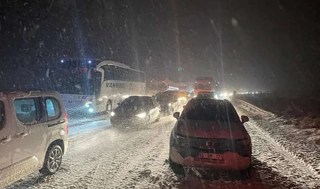 Anadolu Otoyolu ve D-100'de Ulaşım Durdu