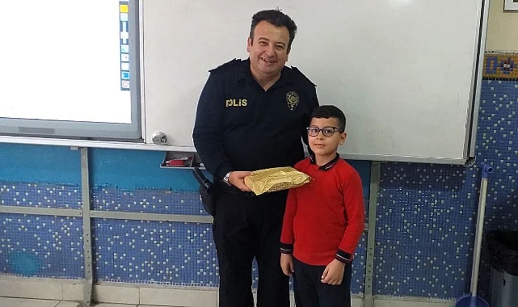Bafra Emniyet Müdürü'nden Duyarlı Öğrenciye Anlamlı Jest