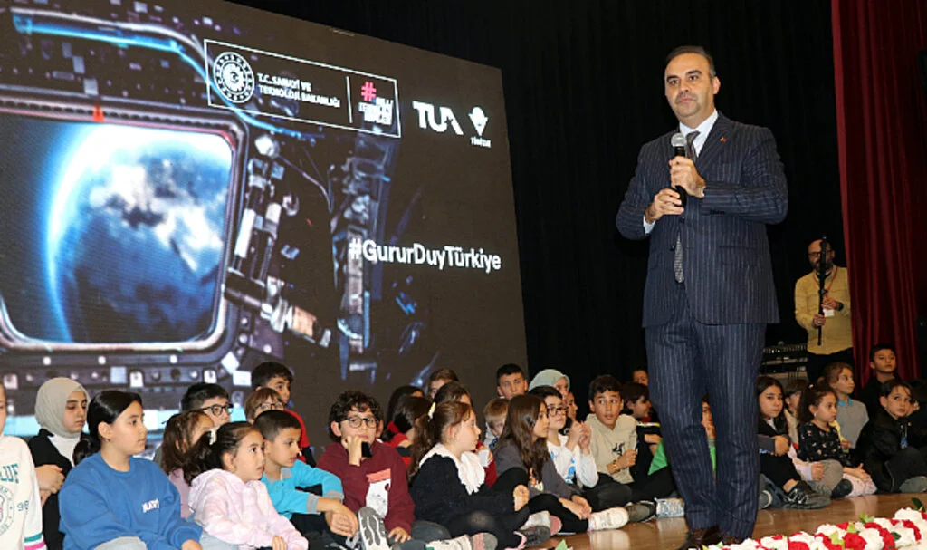Bakan Kacır: "Tam Bağımsız Türkiye Gençlerin Elleriyle Yükselecek"