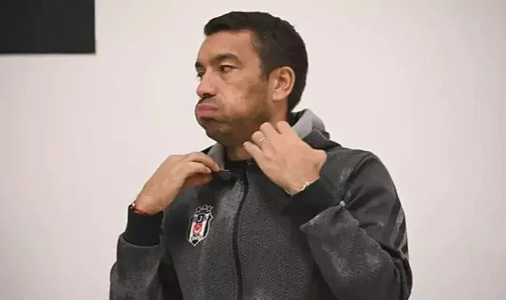 Beşiktaş'da Van Bronckhorst'un Tazminatı Dudak Uçuklattı