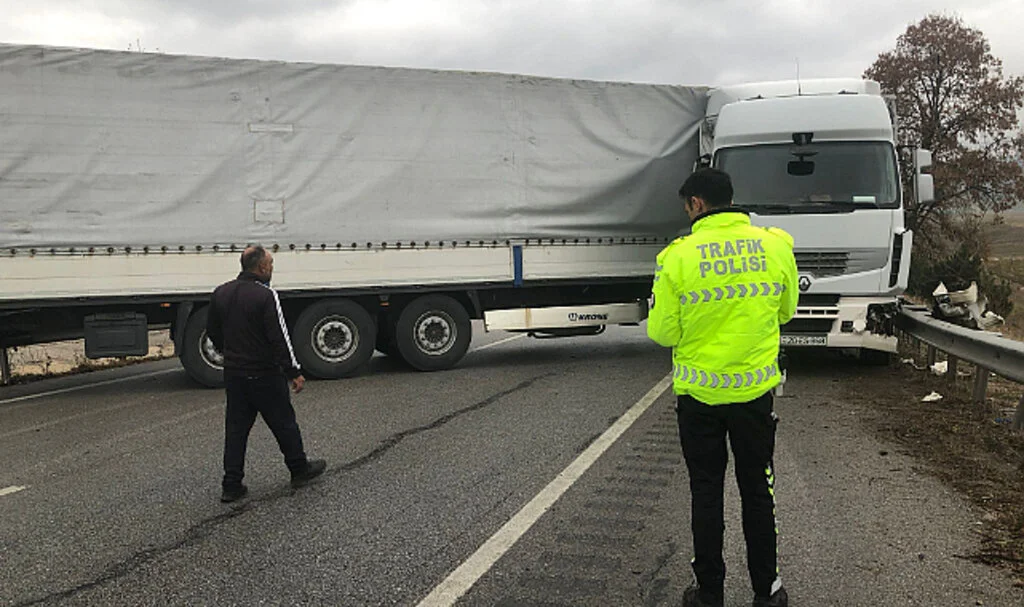 Çorum-Samsun Yolunda Tır Kazası: Trafik Durdu