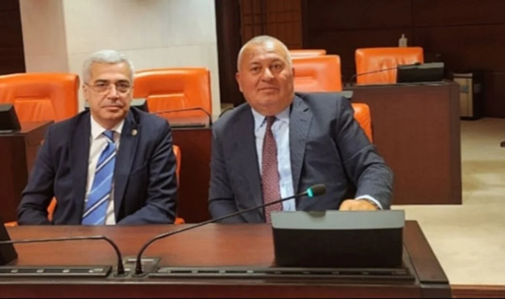Demokrat Parti'de İstifa Depremi: Enginyurt ve Uzun Ayrıldı
