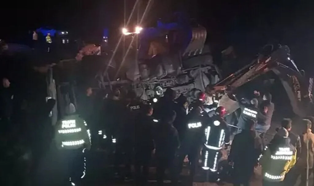 Devrilen TIR'ın Altında Kalan Polis Memuru Şehit Oldu