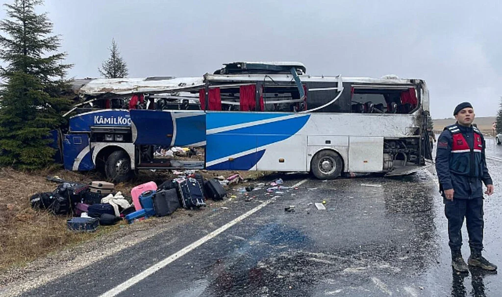Eskişehir'de Yolcu Otobüsü Devrildi: 1 Ölü, 30 Yaralı