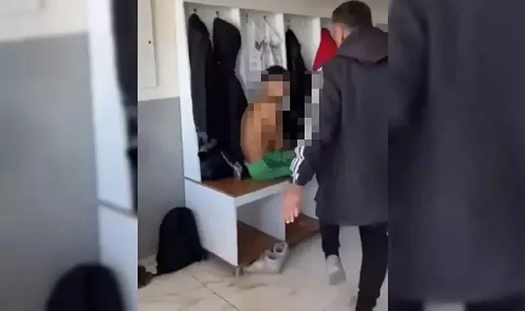 Futbolcusuna soyunma odasında dayak attı! 'Gebertirim seni...'