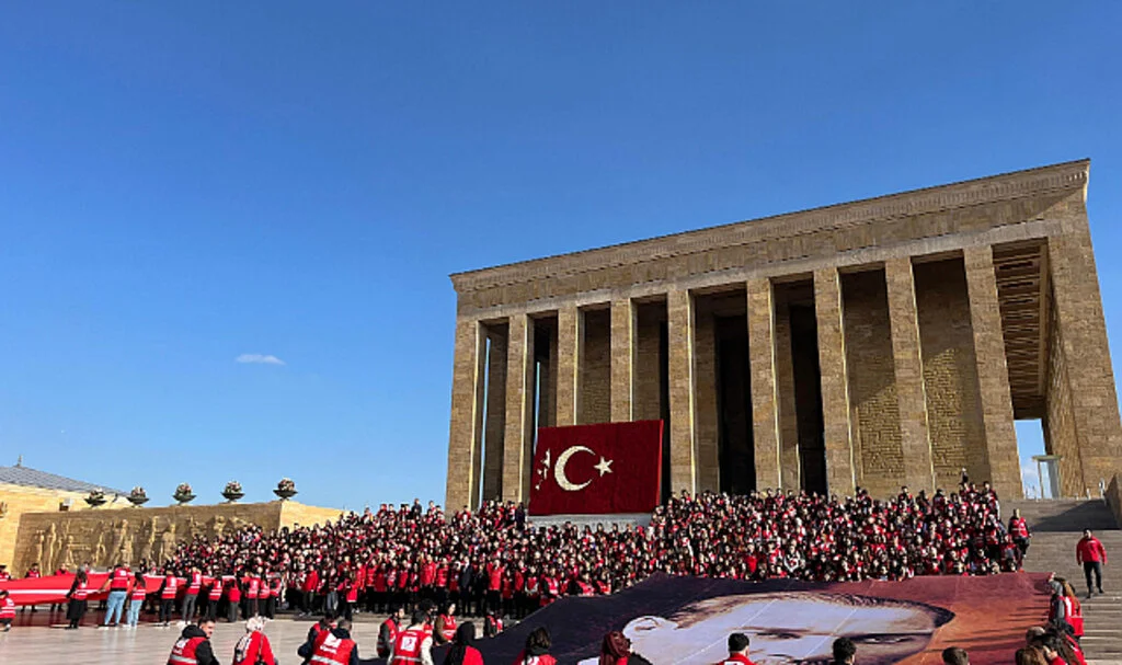 Genç Kızılaycılar Ata'nın huzurunda