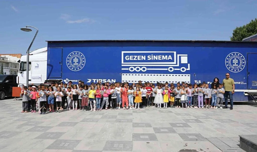 Gezen Sinema Tırı ile 895 Bin Çocuk Sinemayla Tanıştı