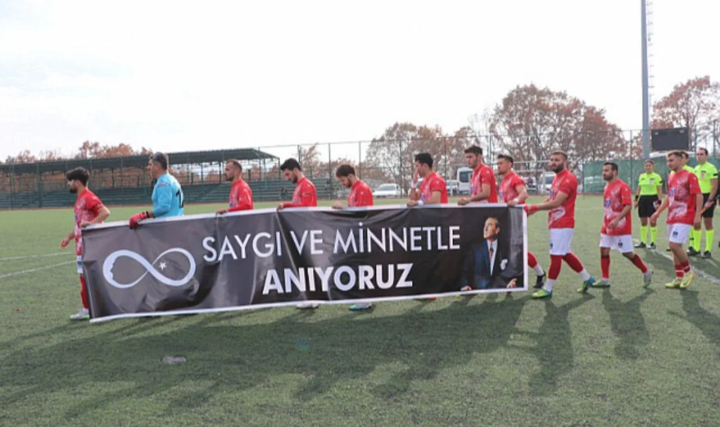 Havza Belediyesporlu futbolculardan Atatürk pankartı