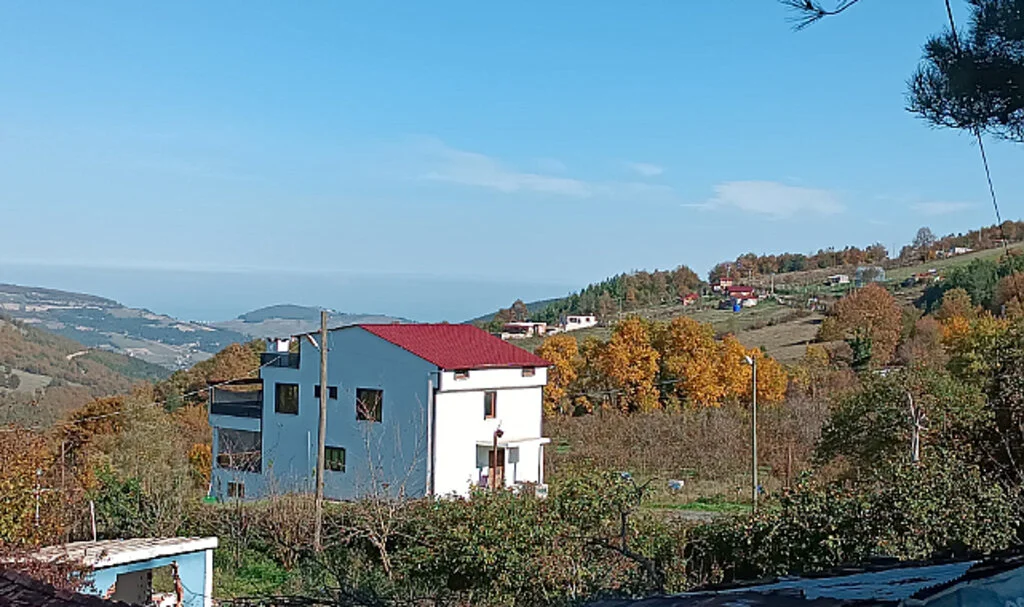 Kaçak villaya çatı ve pencerelerin sökülmesi için ek süre