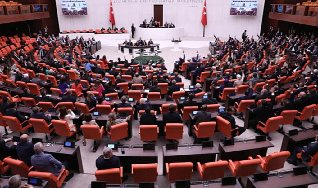 Kalıcı Yaz Saati Araştırma Önergesi AK Parti ve MHP Oylarıyla Reddedildi