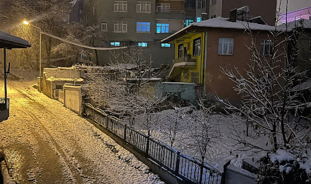 Kavak'ta Kar Yağışı Devam Ediyor