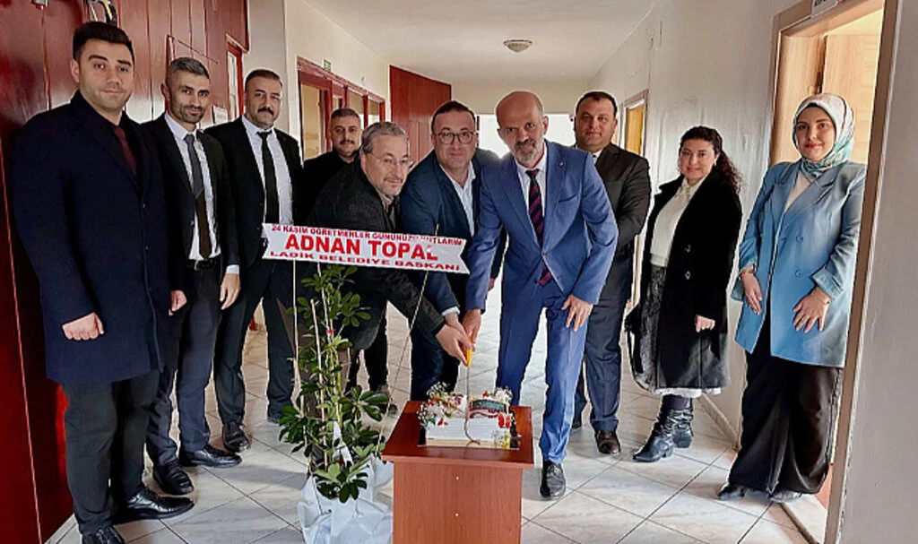 Ladik Belediye Başkanı Öğretmenlerin Gününü Kutladı