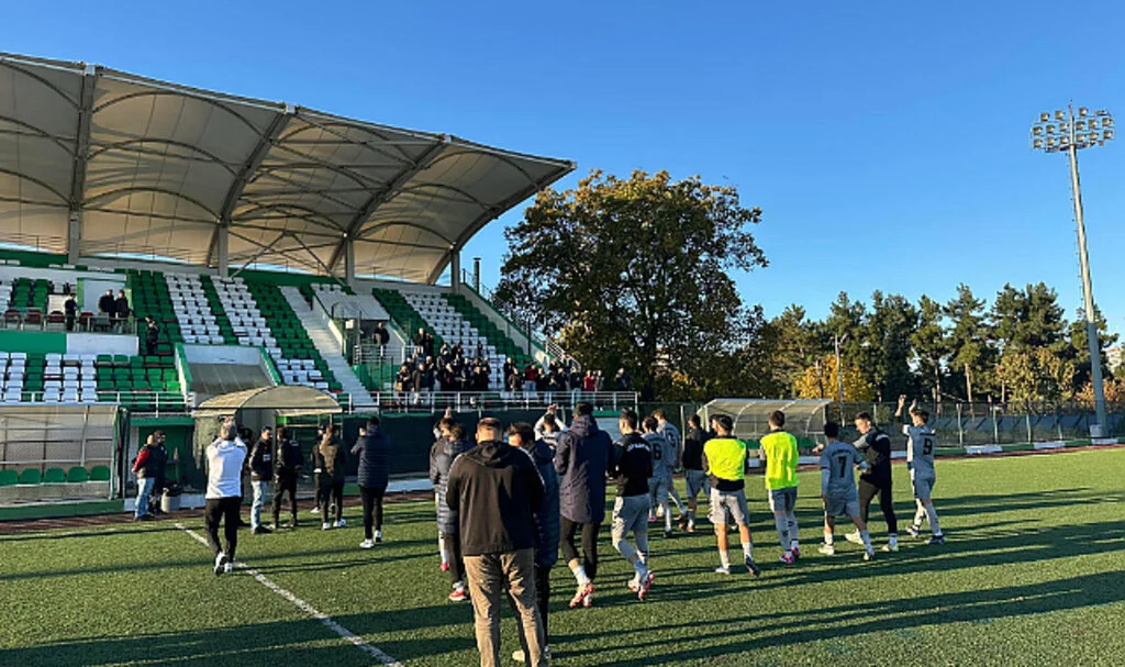 Ladik Belediyespor, Dededağıspor'u 4-2 Yenerek Liderliğini Korudu