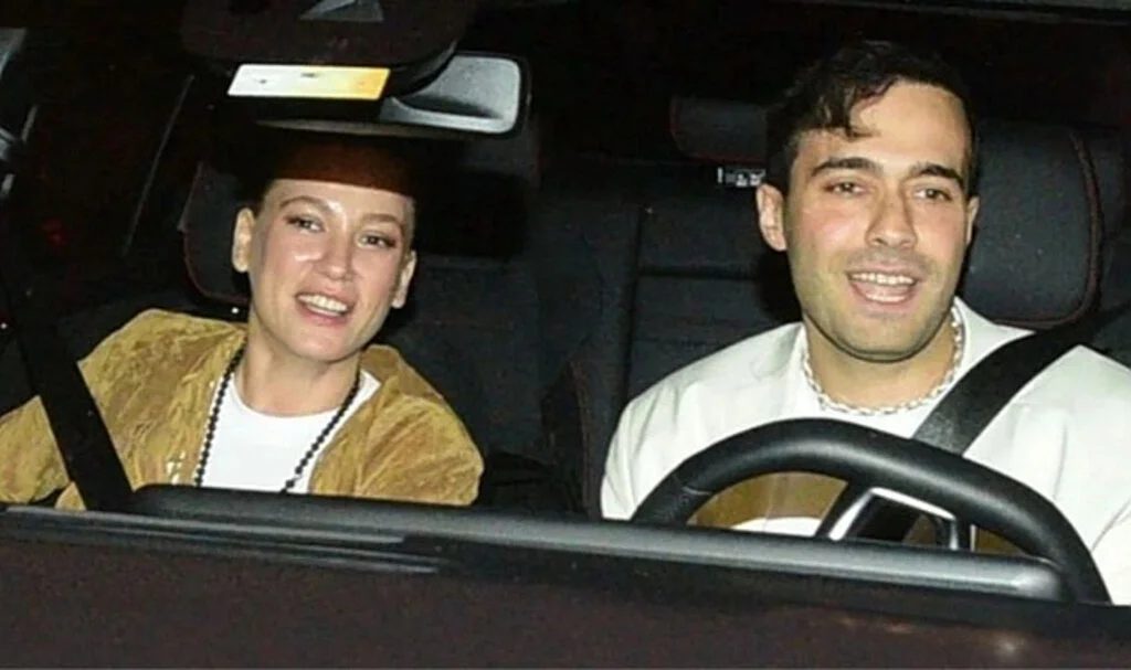 Mert Demir, Serenay Sarıkaya'yı Öptüğü Fotoğrafı Paylaştı