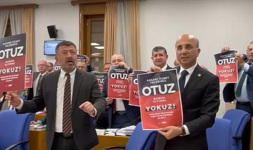 Muhalefet, Asgari Ücret Talebi İçin Pankart Açtı