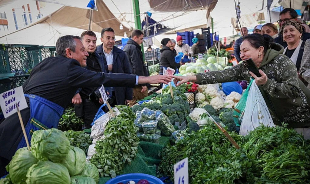Özgür Özel Pazarda: Hem Sorun Dinledi Hem Lahana Sattı
