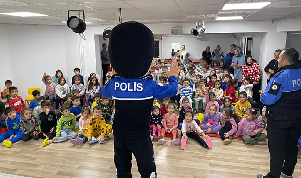 Polis, Canik'te öğrencilere Güvenli Yaşam Eğitimi Verdi