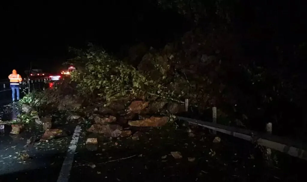 Rize'de Heyelan: Karadeniz Sahil Yolu Trafiğe Kapandı