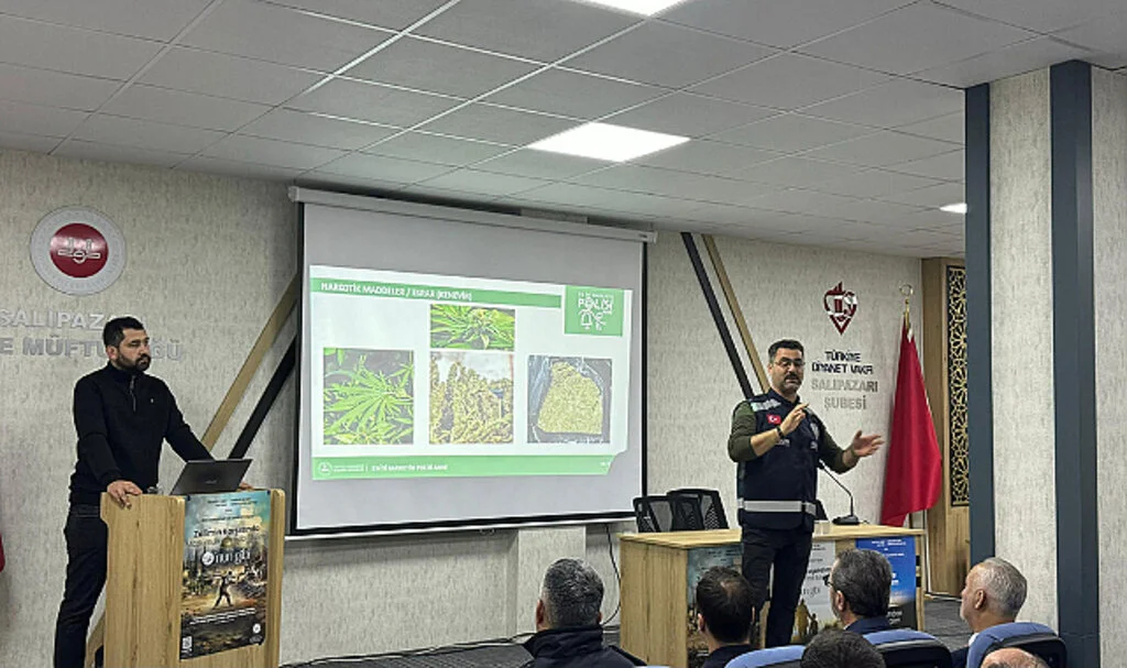 Salıpazarı'nda İmamlara Uyuşturucu ile Mücadele Eğitimi