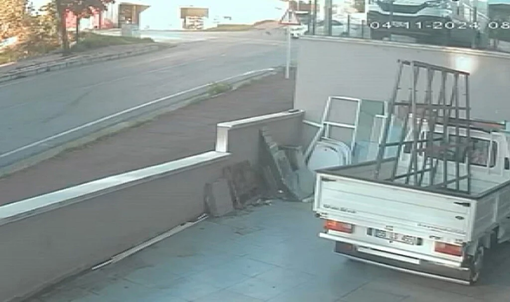 Samsun'da 2 aracın çarpışması güvenlik kamerasınca görüntülendi