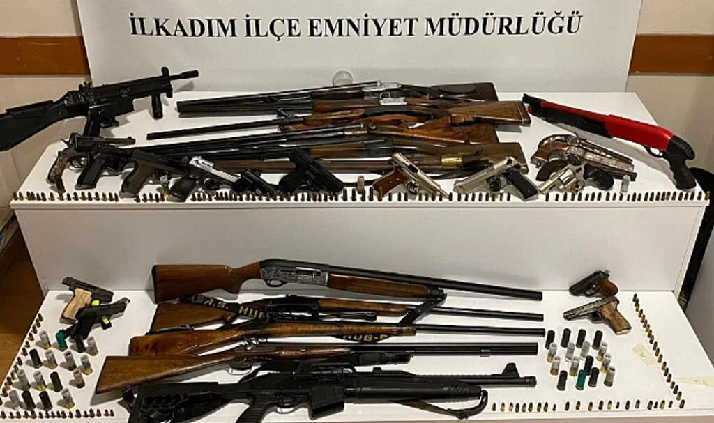 Samsun'da 2 Evde Çok Sayıda Silah Bulundu