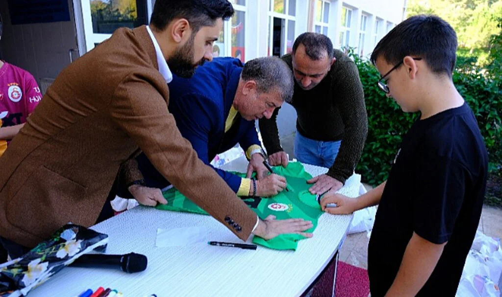 Samsun’da 500 Öğrenciye Tanju Çolak’tan Kıyafet Desteği