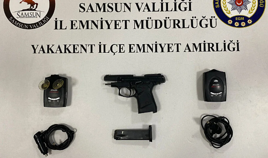 Samsun'da bir araçta 2 radar tespit cihazı ve kurusıkı tabanca bulundu