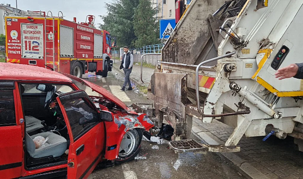 Samsun'da Çöp Kamyonuyla Çarpışan Araçta 3 Yaralı